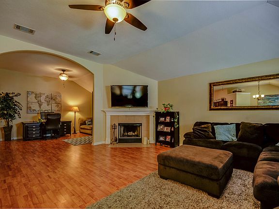 5th image of 107 Plumbago Dr