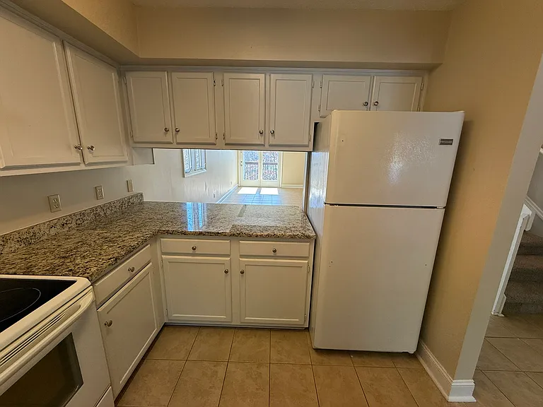 Laurelwood Apartments — Photo 12