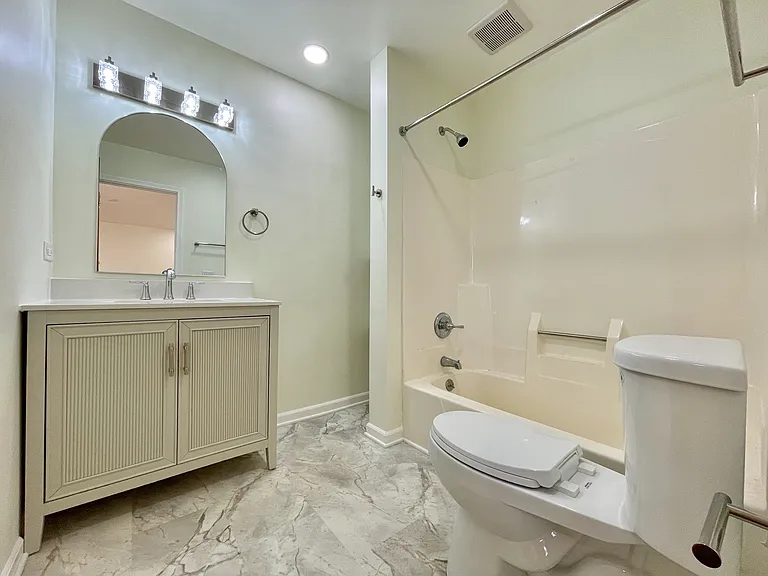 928 Stratford Ct — Photo 16