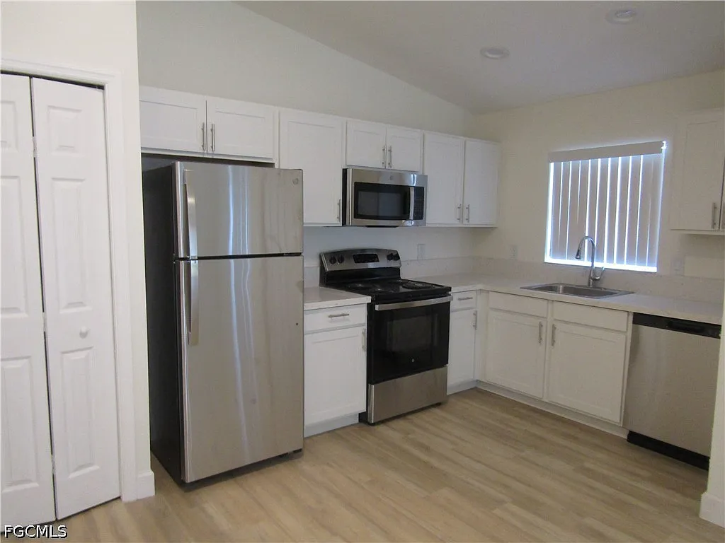 2 bed, 2.0 bath, 1083 sqft, $1,325 — Photo 2