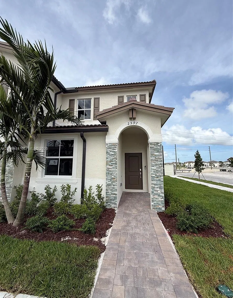3 bed, 3.0 bath, $2,600 — Photo 1