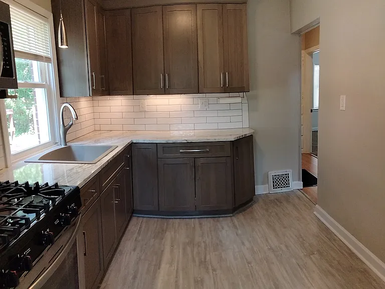Kitchen with quartz countertop