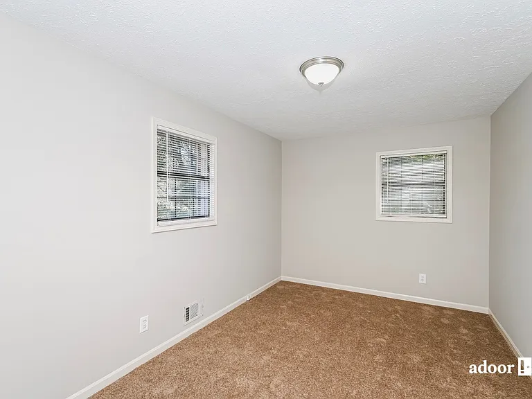 1581 Patricia Ln — Photo 8