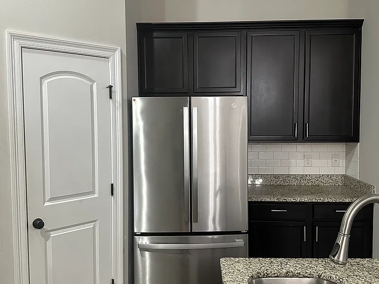 215 Hutton Ln — Photo 6