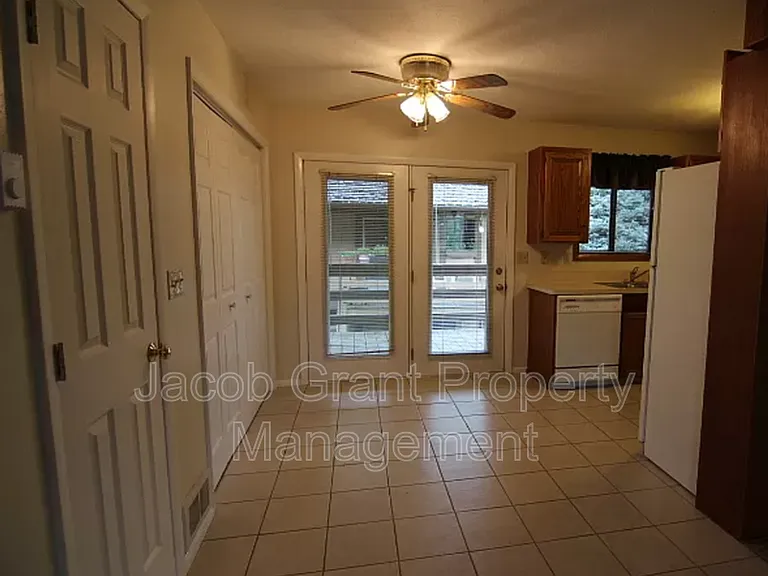 612 John Adams Ct — Photo 3