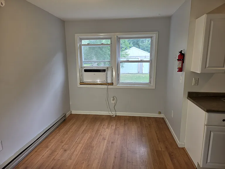 152 Cottage Grv #B — Photo 5