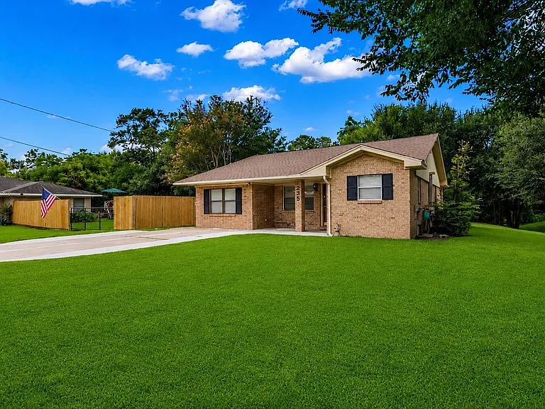 235 Live Oak St — Photo 2