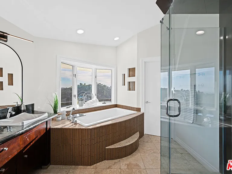 1121 Roberto Ln — Photo 15