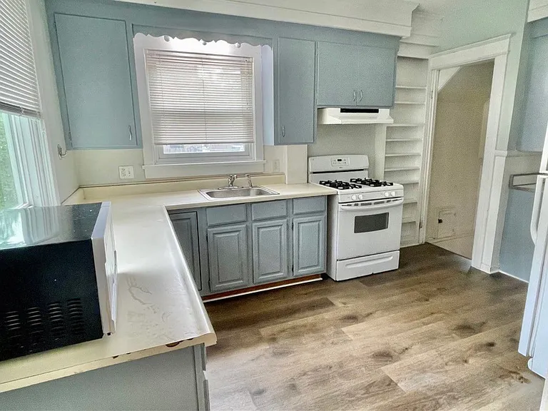 244 Barton St — Photo 4
