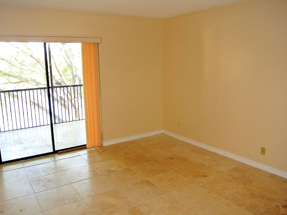 1st image of 153 Lakeview Dr APT 203
