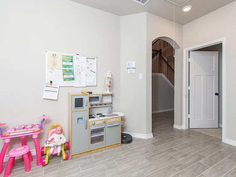 1756 Meadow Crest Dr — Photo 9