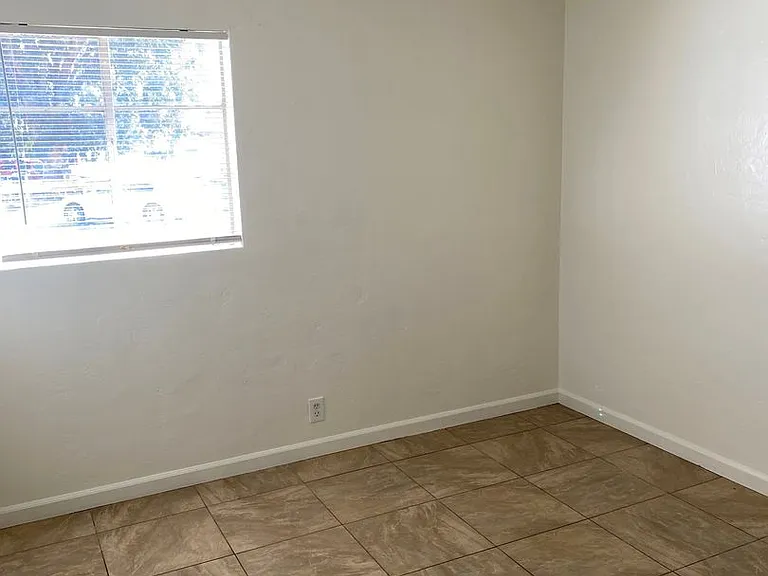 1105 Meredith Dr — Photo 7