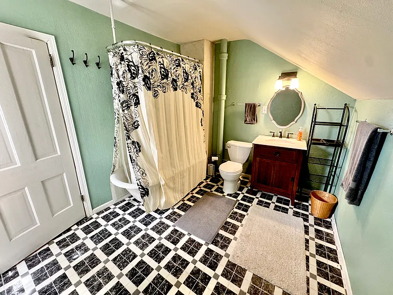 1407 E Madison St — Photo 12