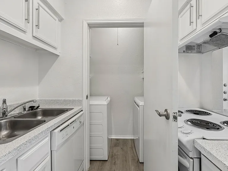 Oaks White Rock — Photo 33
