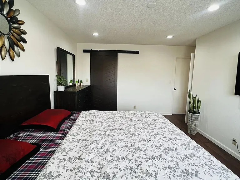 5895 Woodbine Pl — Photo 18