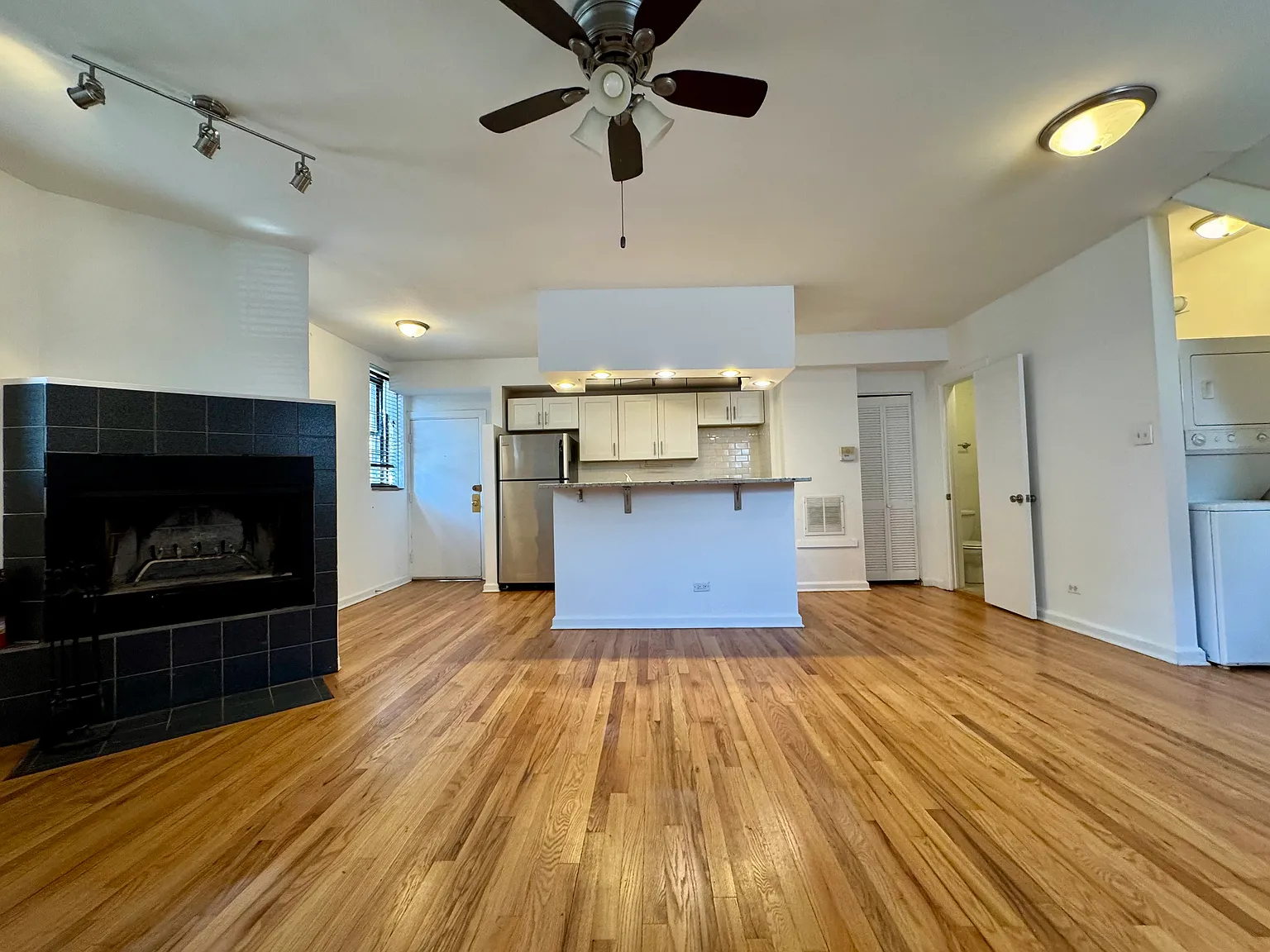 2 bed, 1.5 bath, 1200 sqft, $2,995 — Photo 2