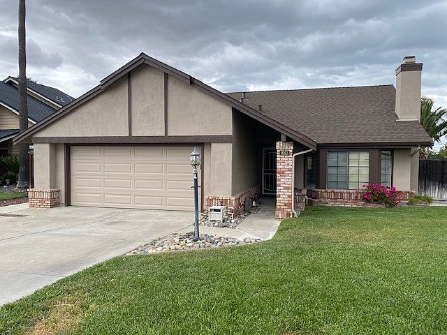 Beautifull Single Story Home freshly Painted inside and out.