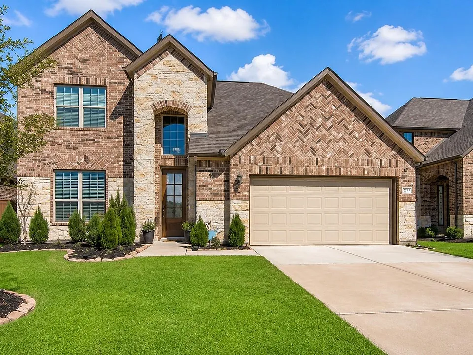 4411 Woodridge Dr