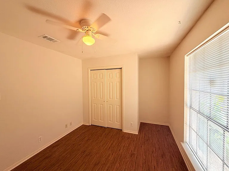 405 Parkhill Cv — Photo 22