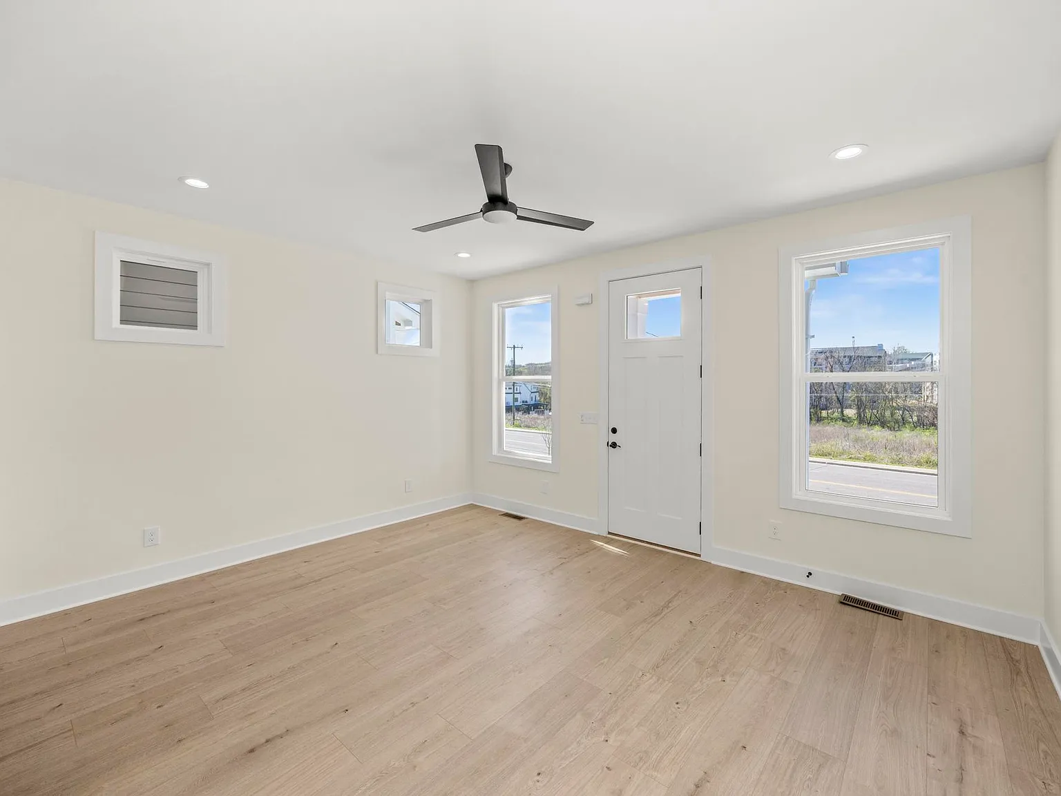 4 bed, $2,895 — Photo 4