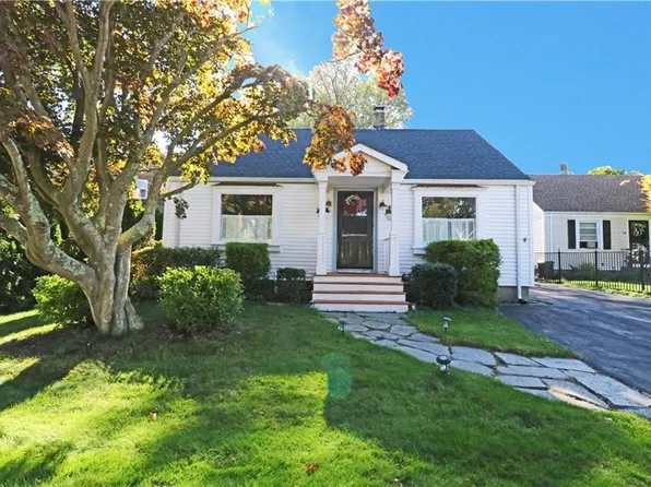 12 Beacon Ter, Middletown, RI 02842