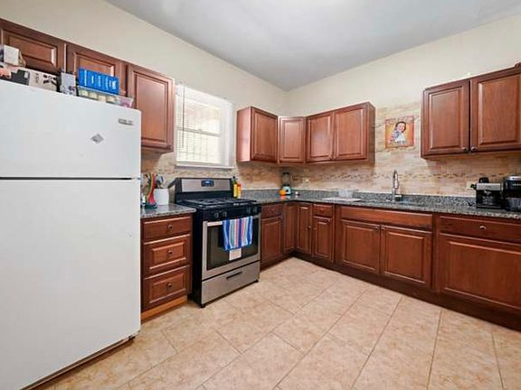 4th image of 1642 N Campbell Ave #1