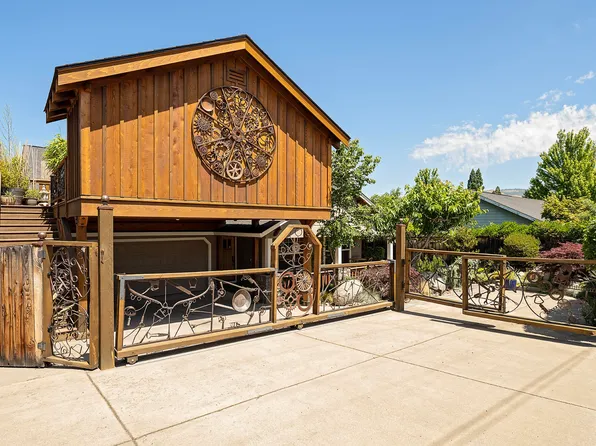 106 E Rapp Rd, Talent, OR 97540