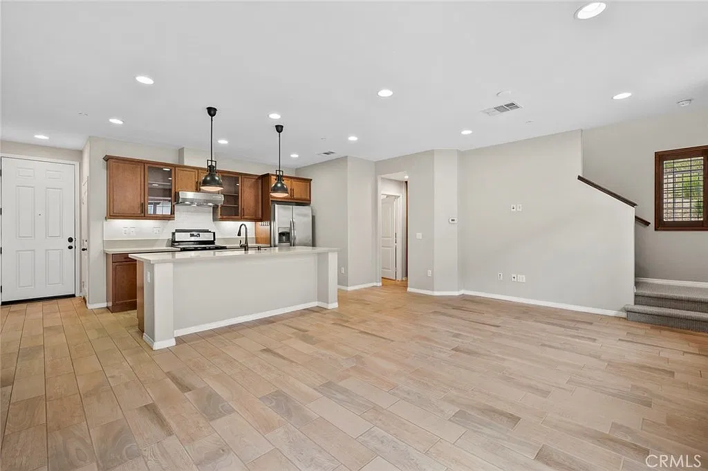3 bed, 2.5 bath, 1600 sqft, $3,800 — Photo 4