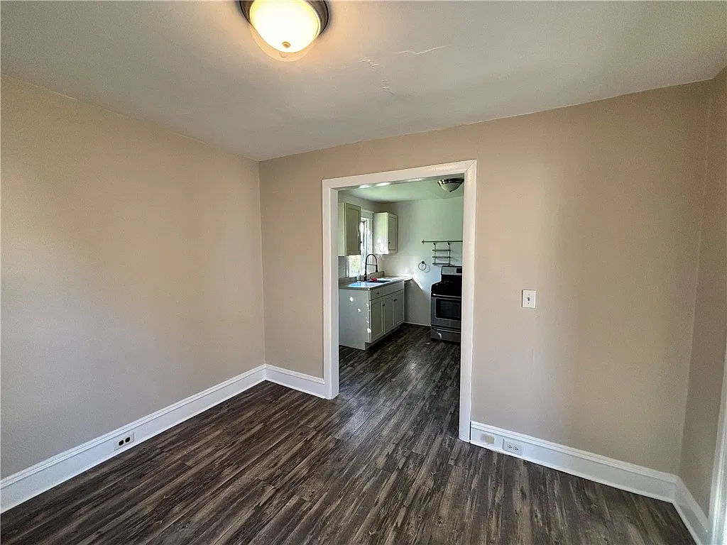 3 bed, 1.0 bath, 2448 sqft, $1,200 — Photo 4