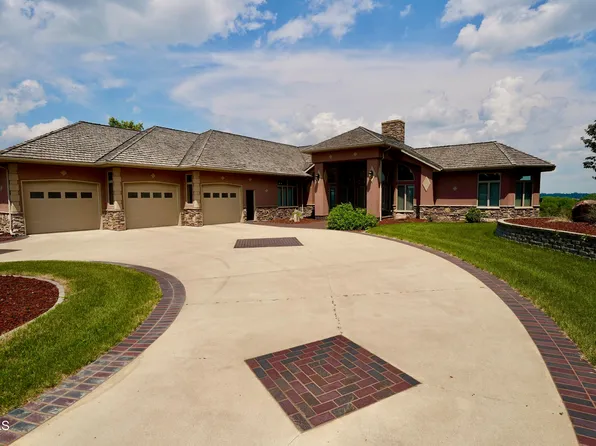 903 9th Ave SW, Jamestown, ND 58401