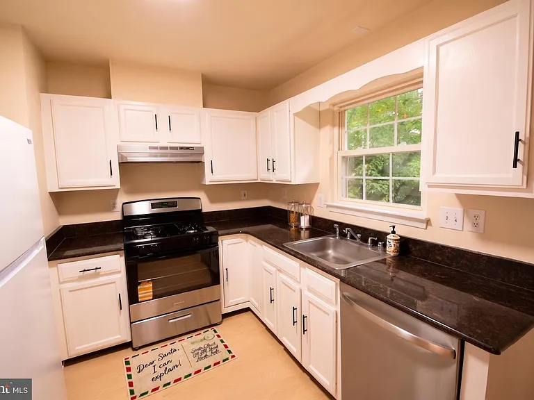 1330 Hampshire Dr #7E — Photo 6