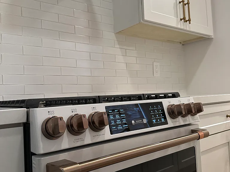Upgraded full-equipped kitchen with top-of-the line appliances