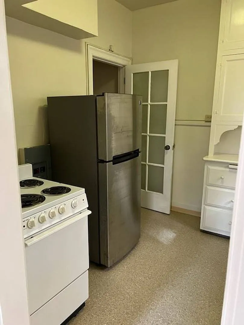 560ft2 - Prime location! One block to UCB — Photo 4