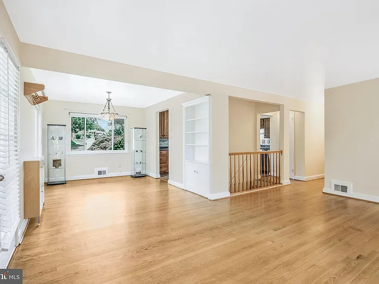 7030 Donna Cir — Photo 5