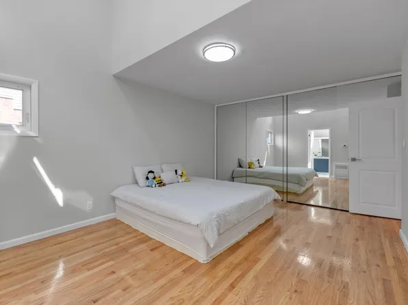 219-44 Peck Avenue image 11 of 32