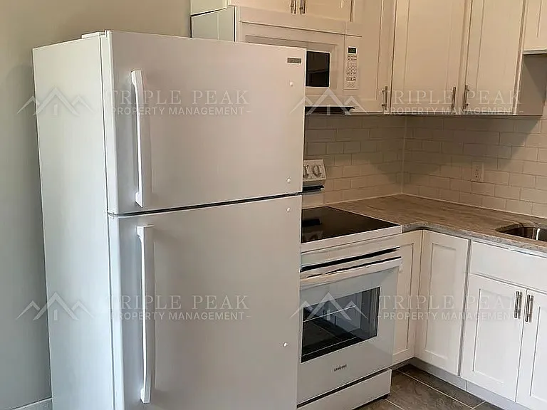 297 N Laurel St — Photo 2