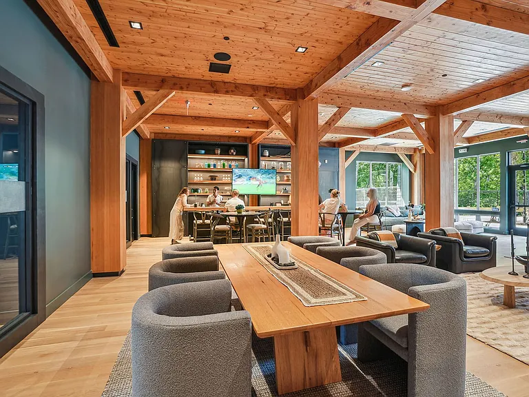 The Lodge — Photo 11