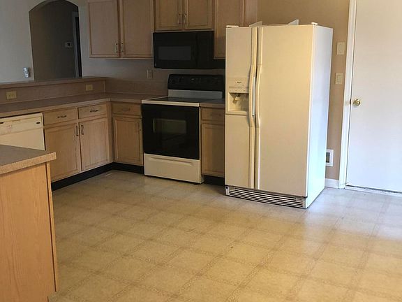 4th image of 914 Stone Harbor Dr