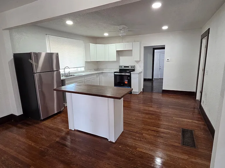 1102 W Arroyo Ave — Photo 1