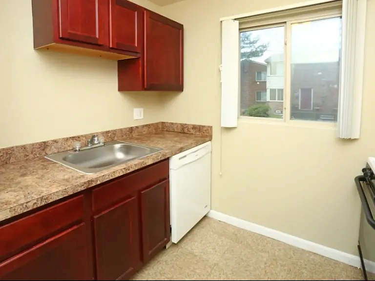 INFINITY PARK APTS & TOWNHOMES — Photo 19