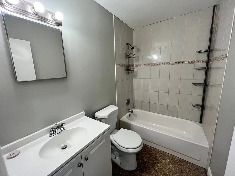 1013 W 3rd St #B — Photo 5