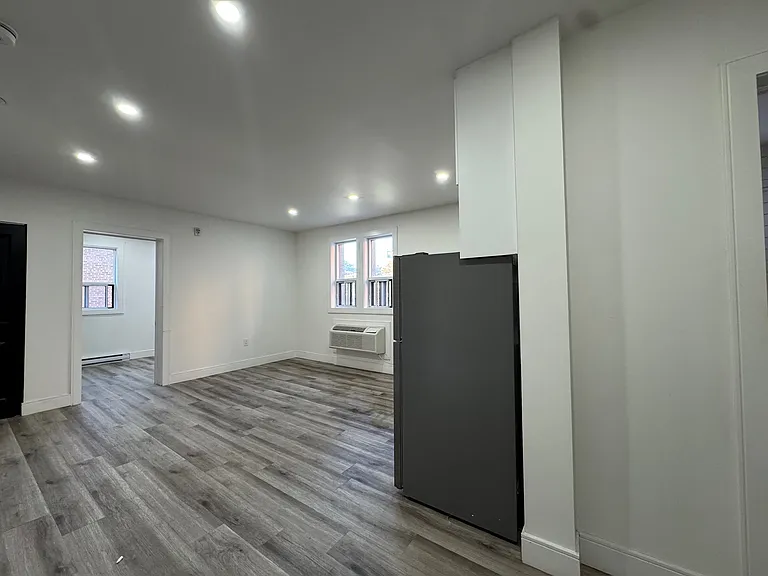 444 Park St W #204 — Photo 5