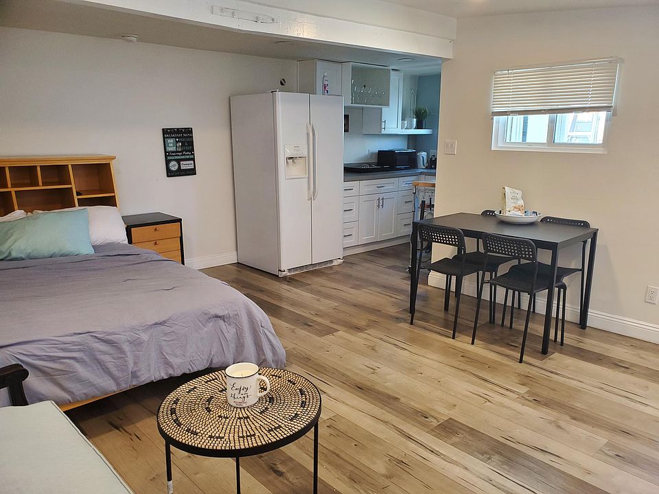 Large studio with Full size bed