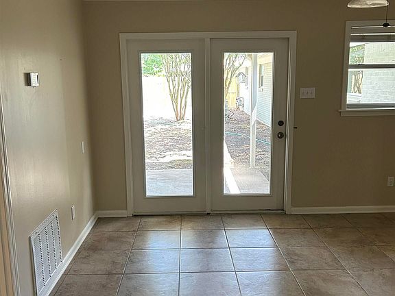 5th image of 403 Ferndale Ave
