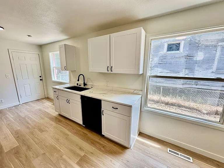 2022 W Dean Ave — Photo 10
