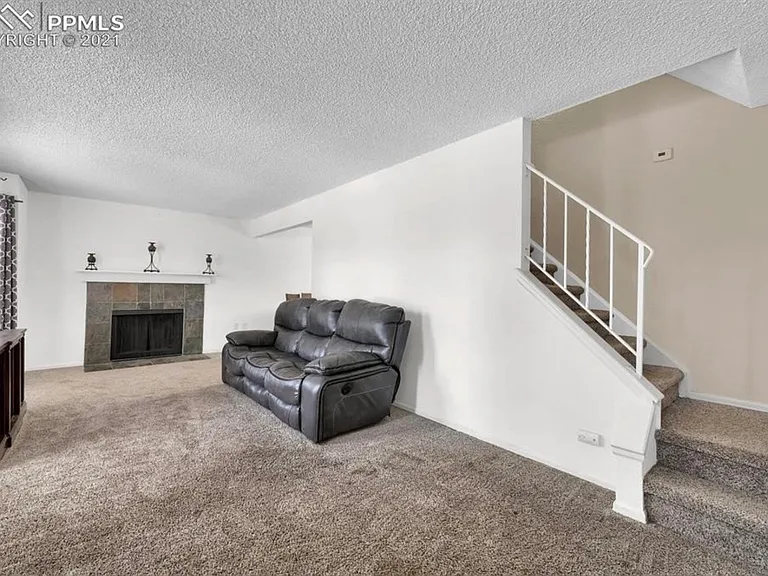 1220 Irving Ln — Photo 6