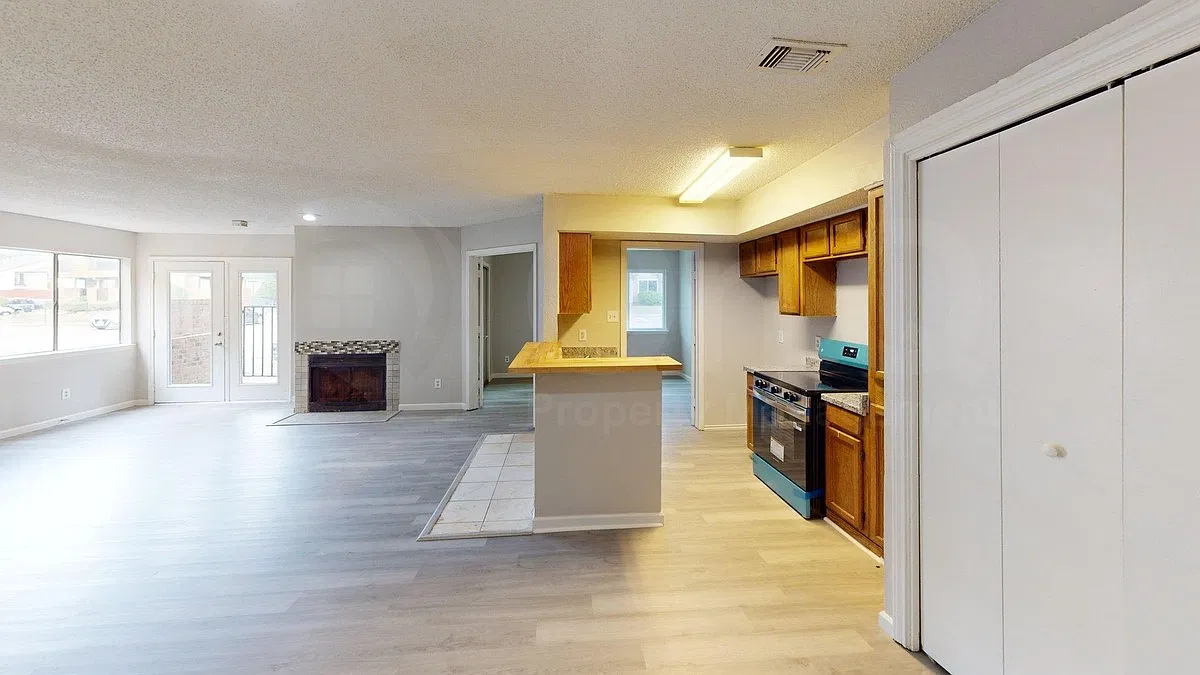 9825 Walnut St — Photo 4