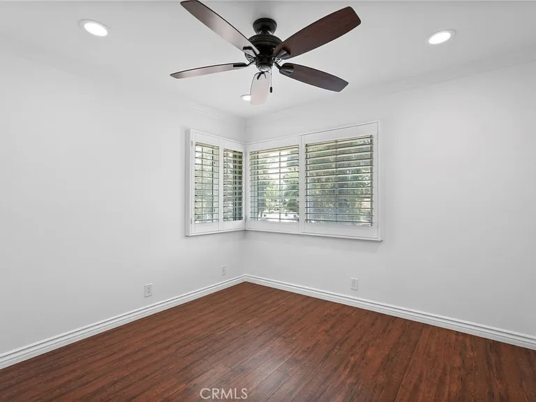 10811 Des Moines Ave — Photo 38