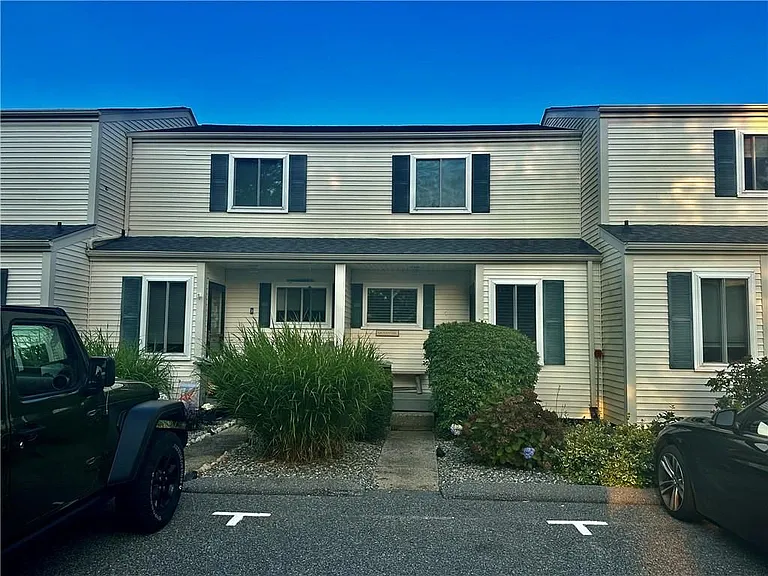 10 Beach Rd #4 — Photo 1