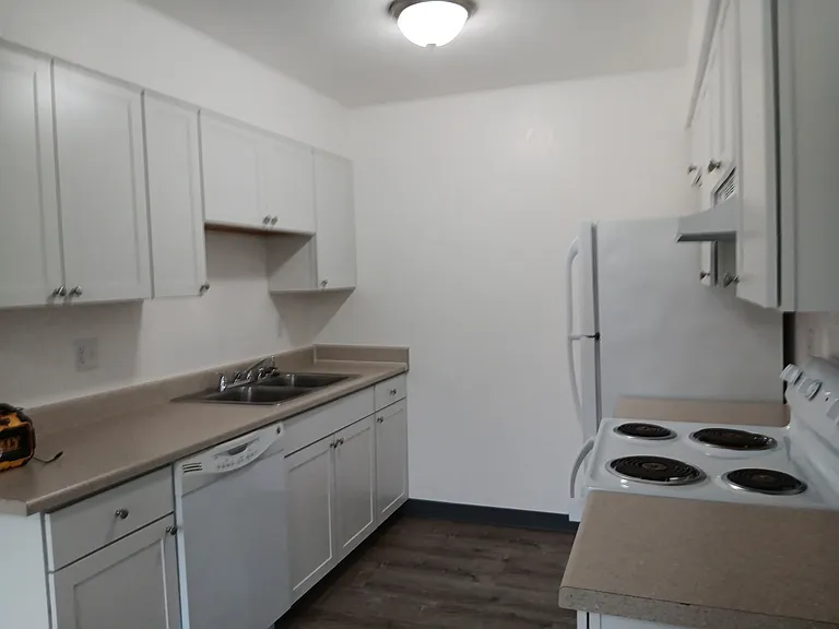 Eagle Crest Manor — Photo 10